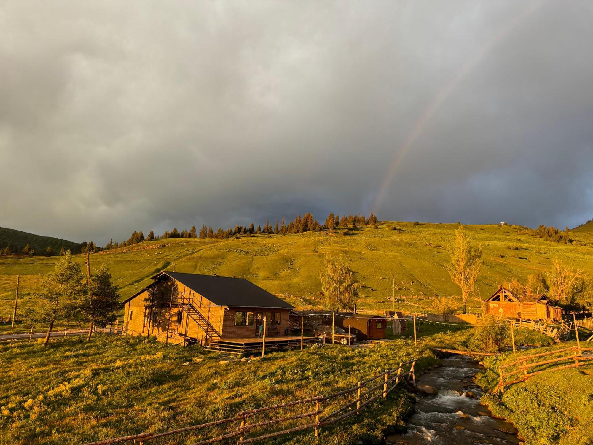 Mine Hostel Dzhergalan Jyrgalan Exteriör bild