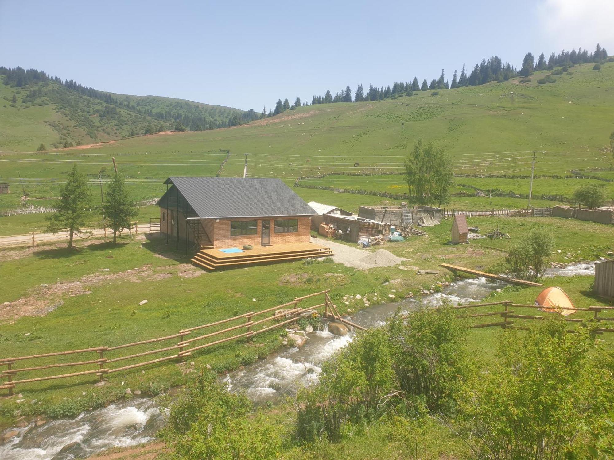 Mine Hostel Dzhergalan Jyrgalan Exteriör bild