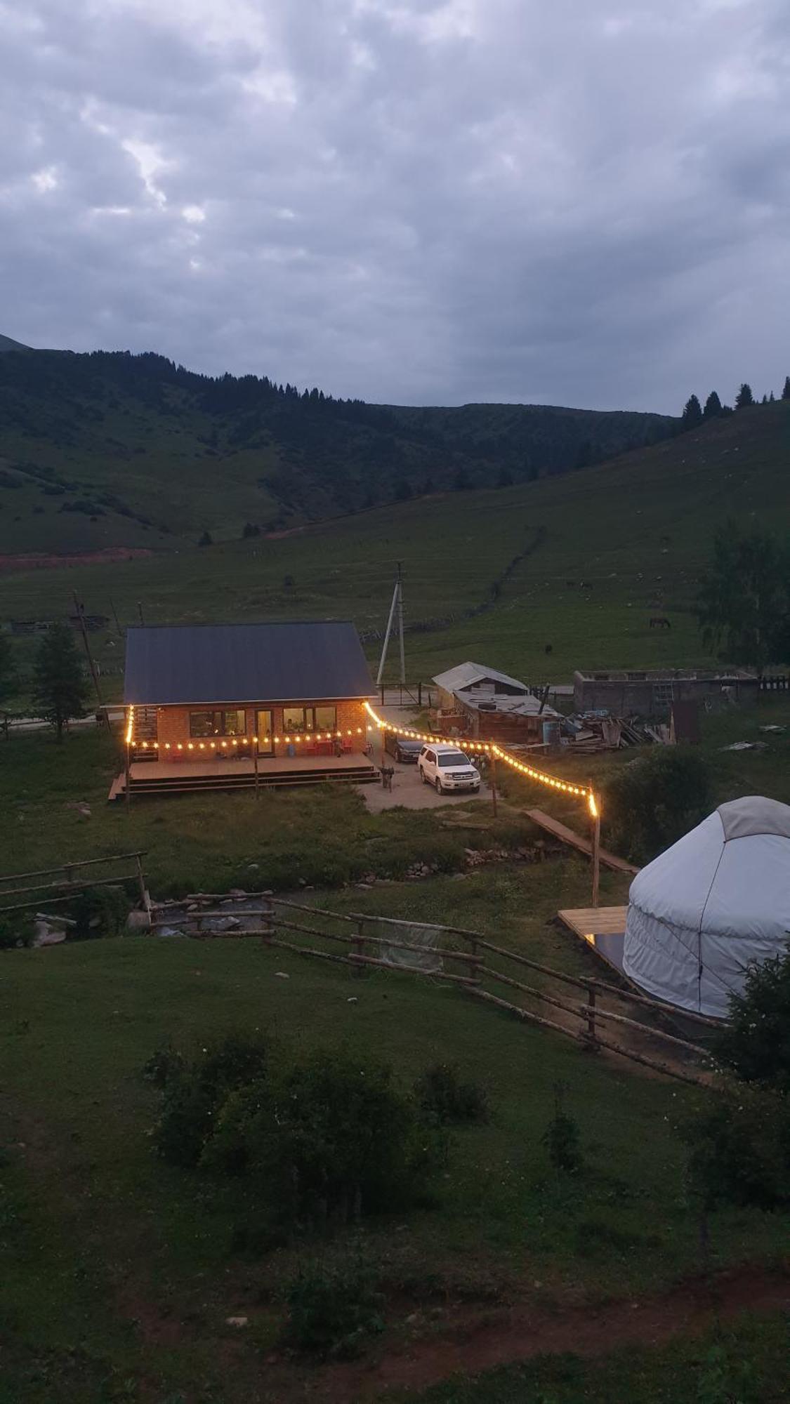 Mine Hostel Dzhergalan Jyrgalan Exteriör bild