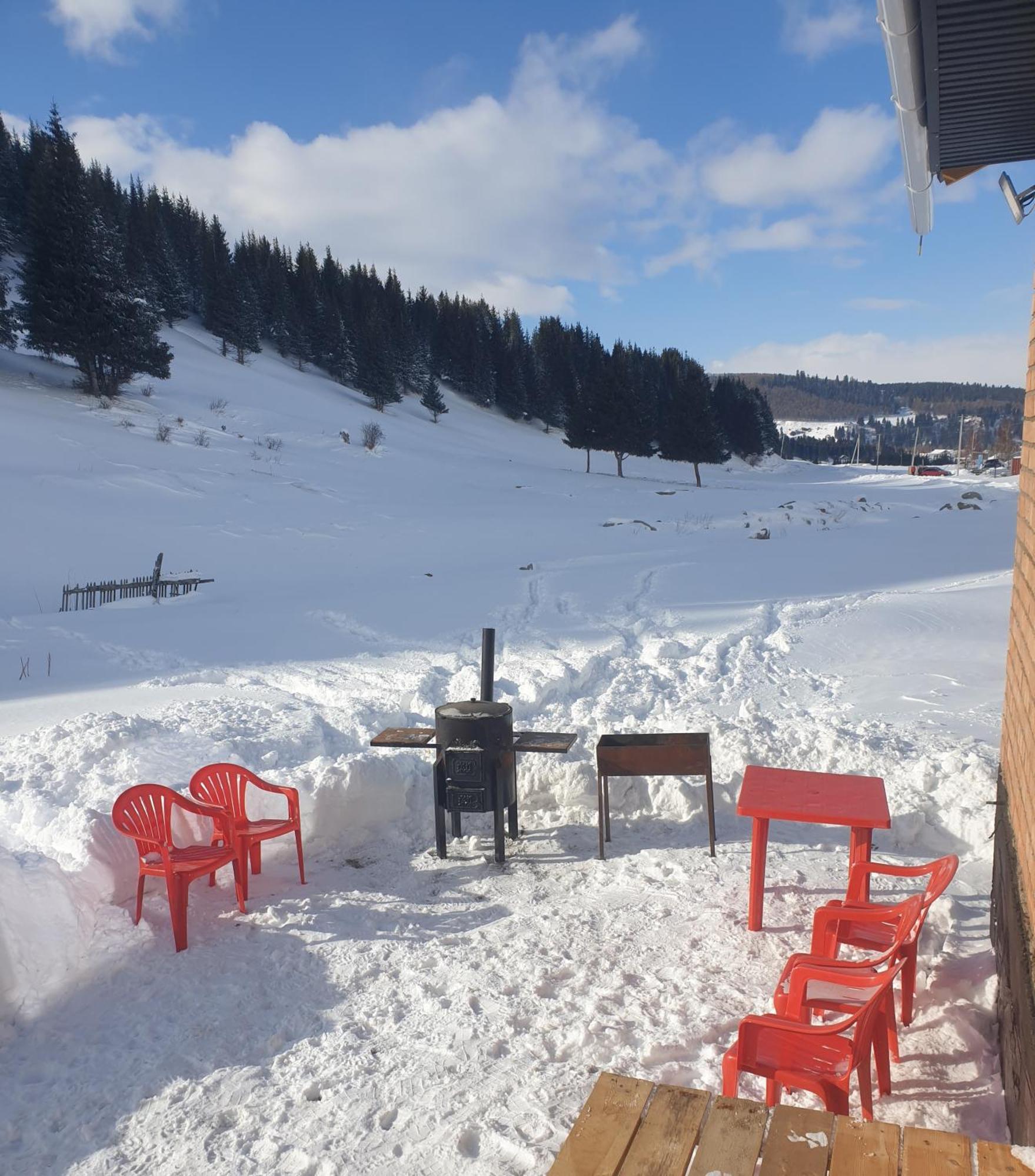 Mine Hostel Dzhergalan Jyrgalan Exteriör bild